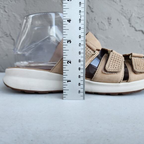 Clarks Brown Tan Sandals with Adjustable Straps - Picture 12 of 13